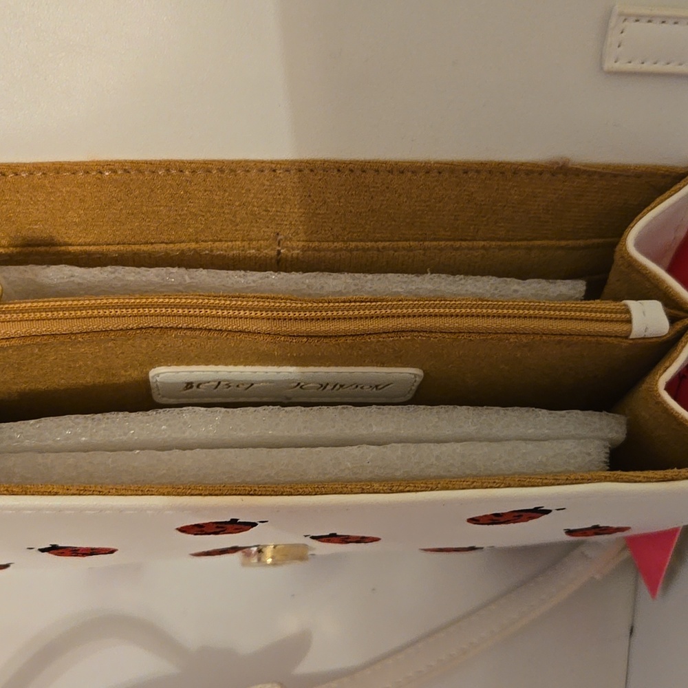 Betsey Johnson White Crossbody with Red Ladybug Print Nwt - Picture 4 of 4